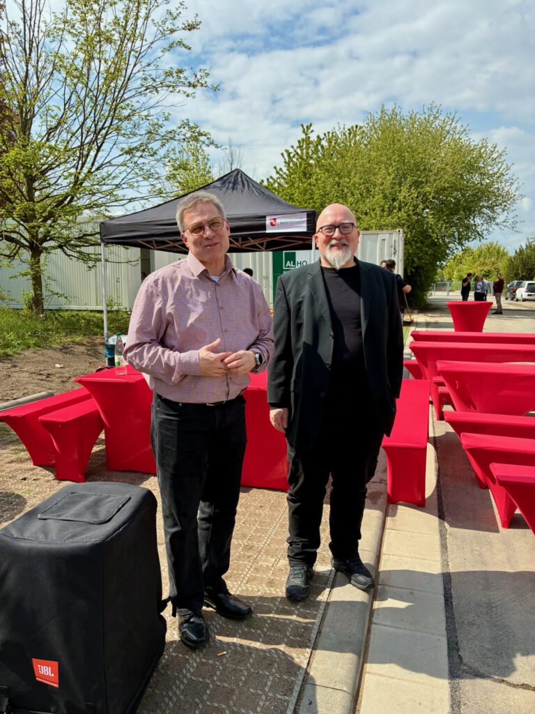 Norbert Rücker zusammen mit Klaus Wilhelm beim Richtfest