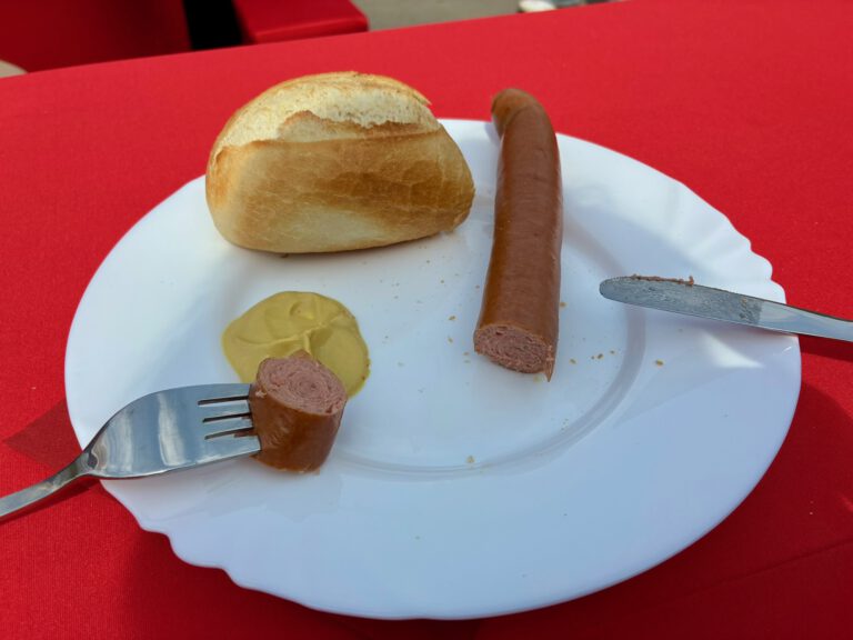 Imbiss mit Wurst beim Richtfest